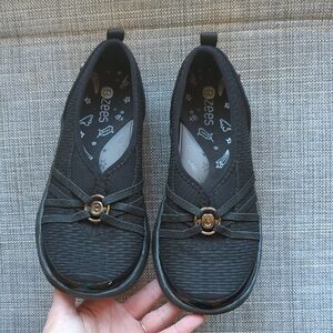 ❤️🙂NWOT Women's Bzees Black Slip-On Casual Ballet FlatsGold Accent size 6.5❤️🙂